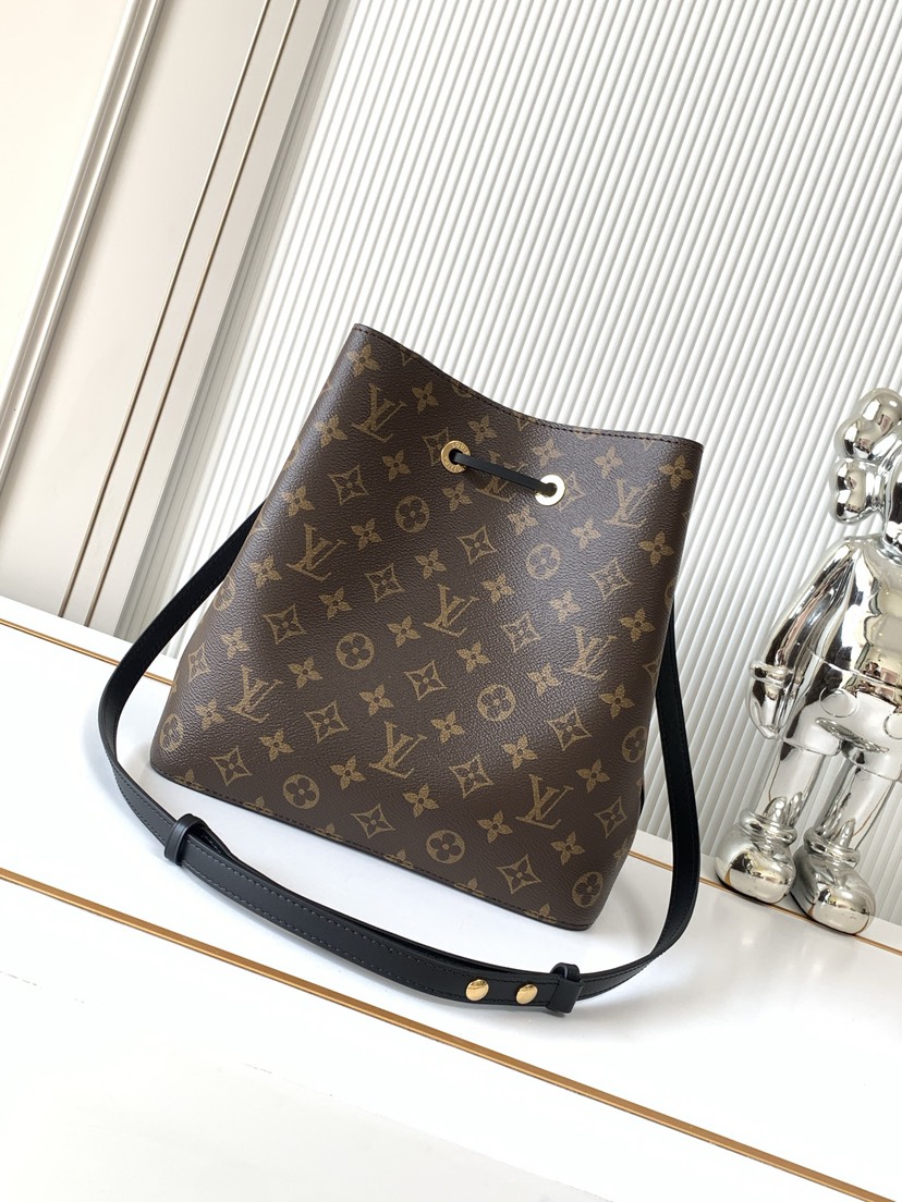 Louis Vuitton This NéoNoé bucket bag draws inspiration from Gaston-Louis Vuitton in 1932.