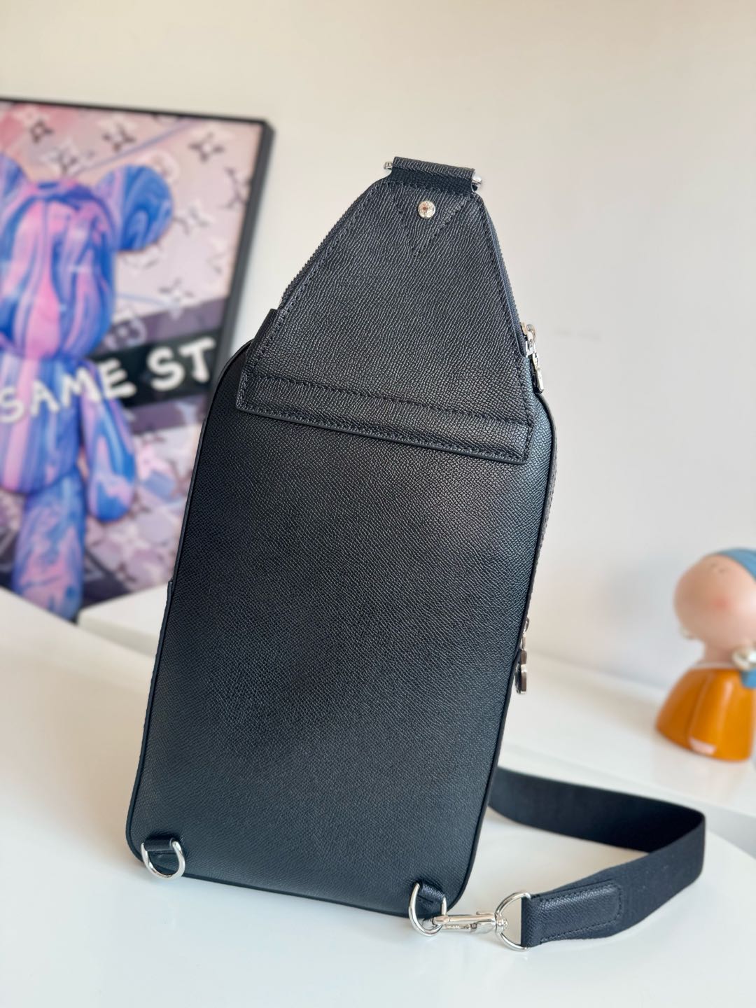 Louis Vuitton This Avenue shoulder bag is crafted from Taïga cowhide leather.