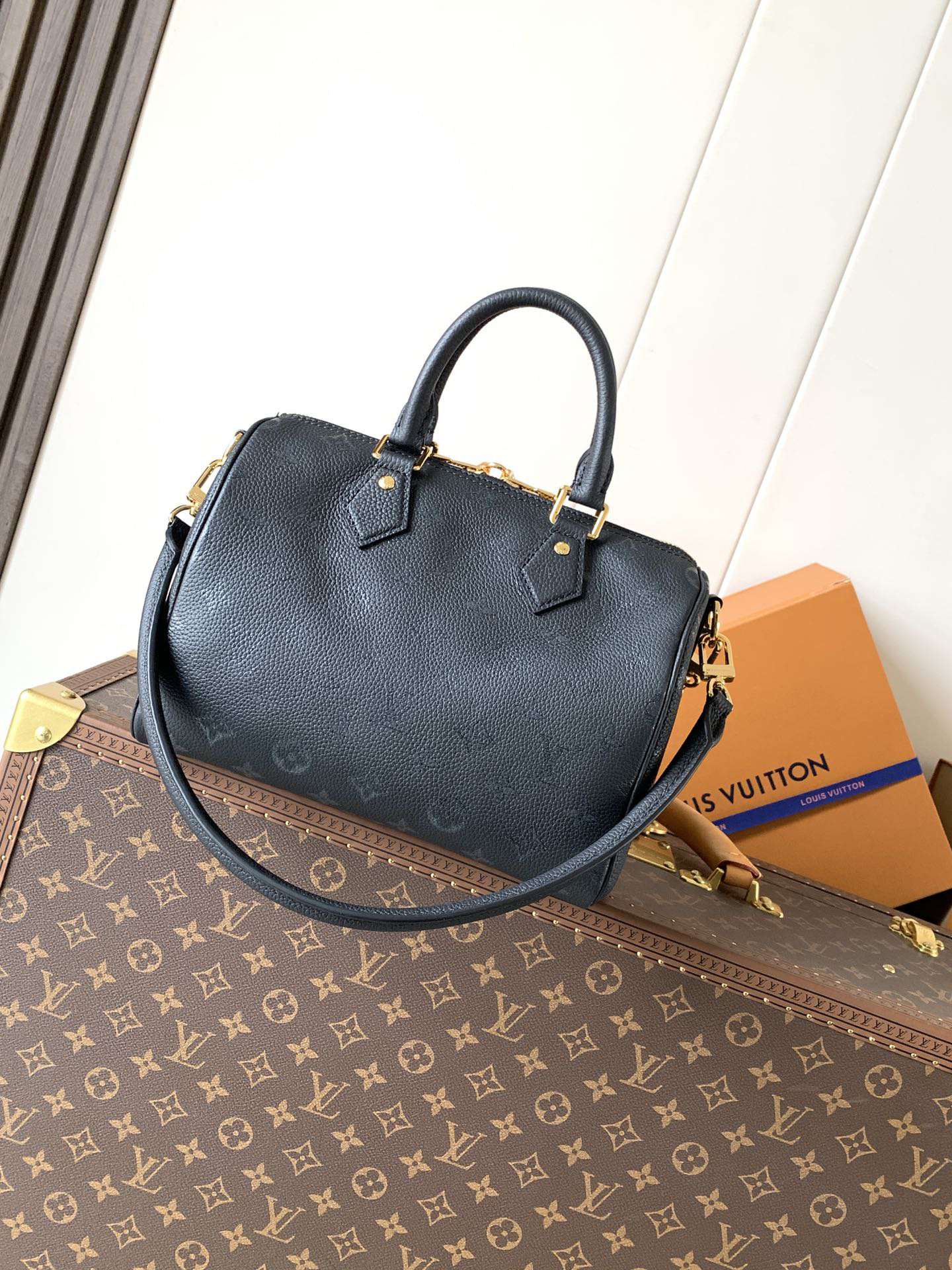 Louis Vuitton This Speedy Bandoulière 25 handbag is crafted from cowhide leather, offering a pillow-like soft touch.