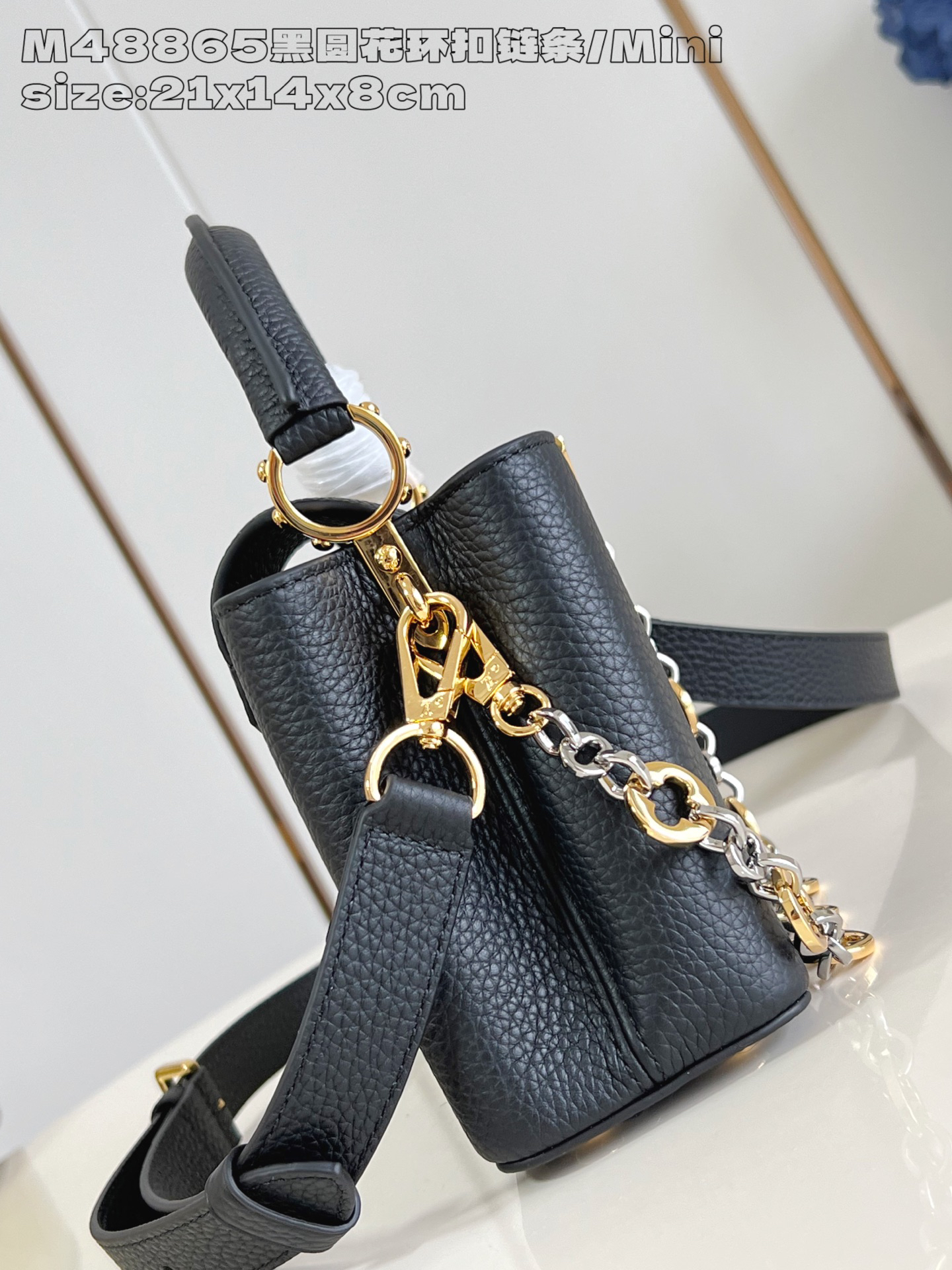 The Capucines Mini handbag, part of the Capucines Chain On You collection, is crafted from soft Taurillon calf leather to offer ample space.