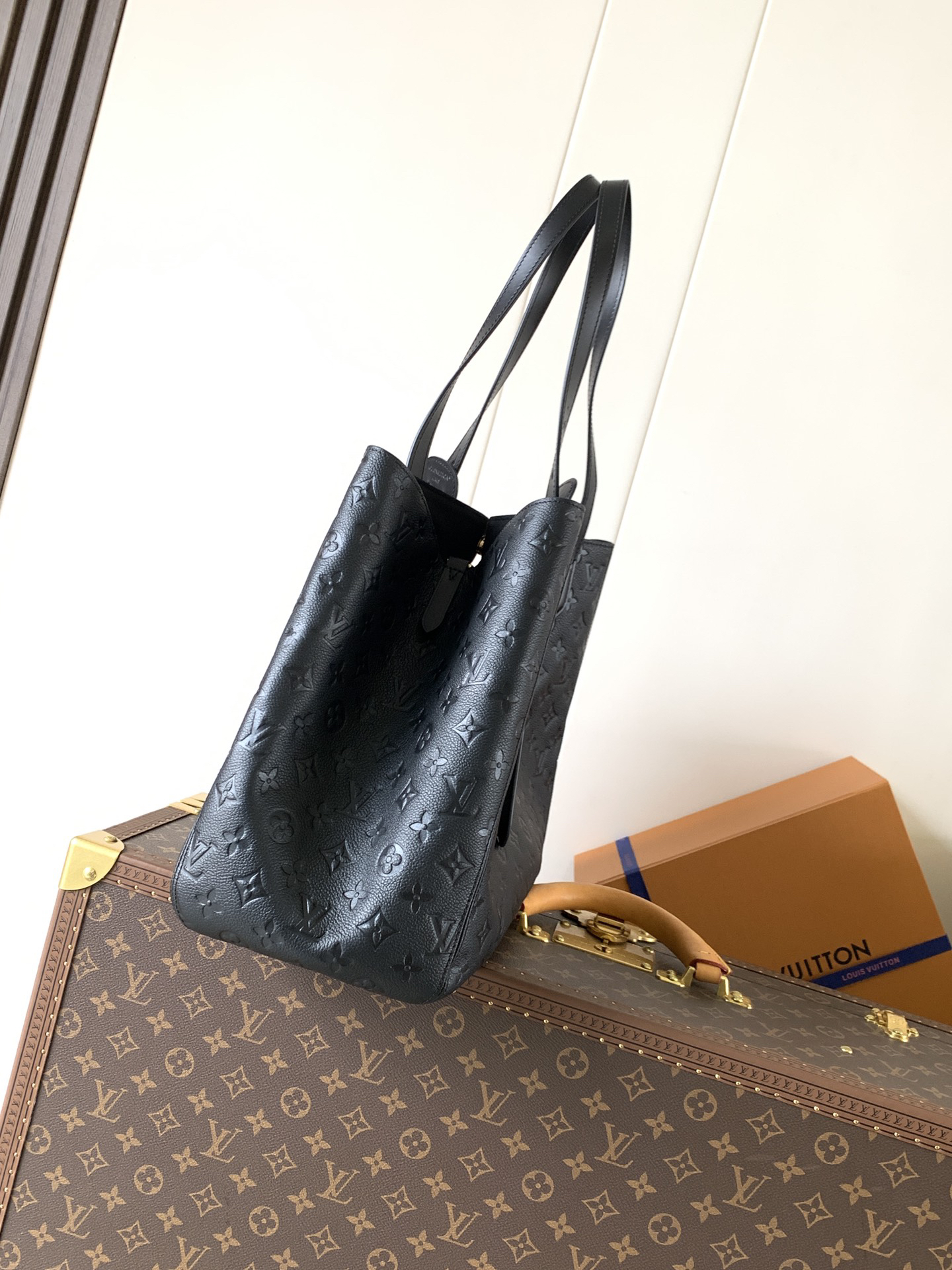 Louis Vuitton True to its name, this medium-sized "All In One" handbag is designed to be versatile, effortlessly transforming into either a tote or a Hobo bag.