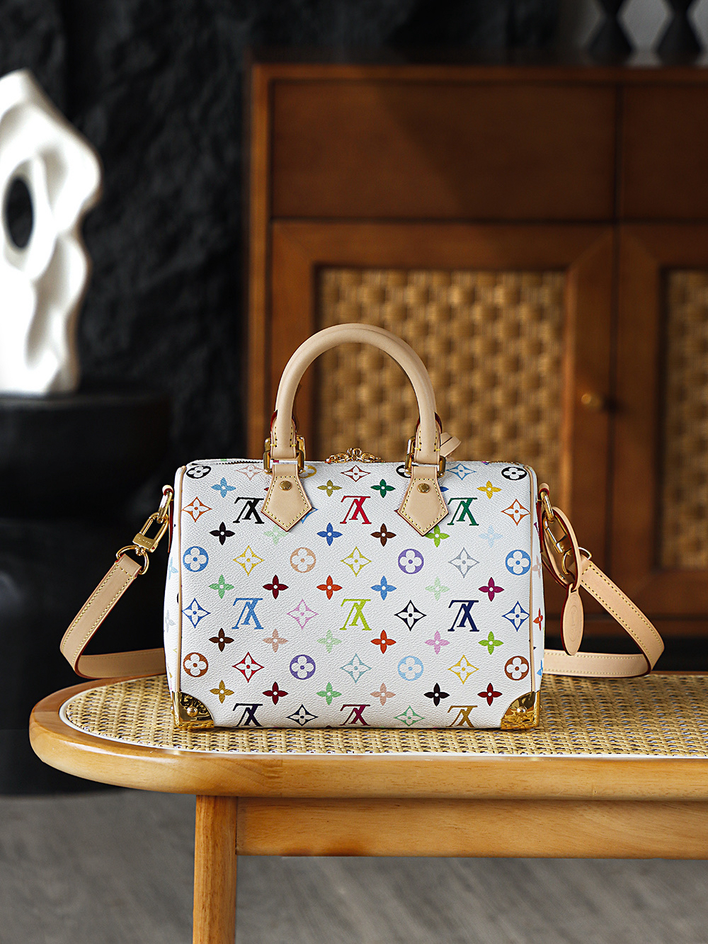 Louis Vuitton The Speedy 25 Tricolor inherits the elegant soul of the classic Speedy series.