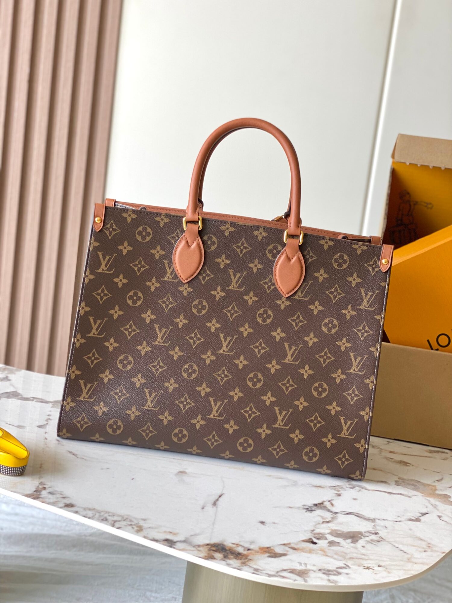 Louis Vuitton This ONTHEGO ORGANIZER handbag