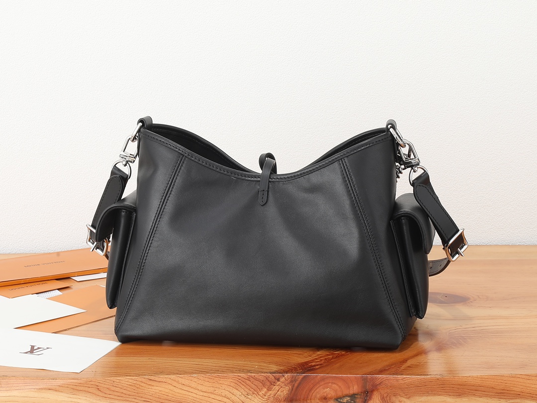 Louis Vuitton This small CarryAll Cargo handbag is crafted from soft lambskin, featuring a stylishly micro-crinkled finish.