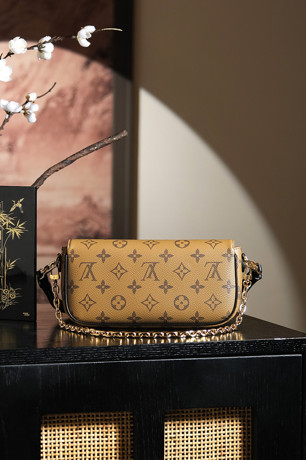 Louis Vuitton Looking back, here once again is a massive hit from the "Treasured Series"—featuring a stunning colorway perfectly suited for warm skin tones. 𝐋𝐯𝐲 𝐰𝐨𝐜: An exquisite, chic, and stylish piece.