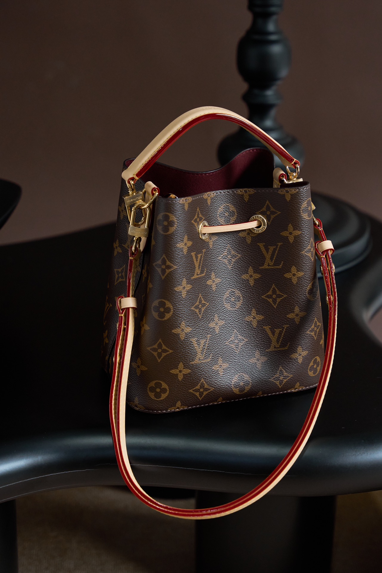 Louis Vuitton This model features custom craftsmanship inspired by Italian manufacturing standards, dynamic rolling code technology, and exclusive factory-original fabrics.
