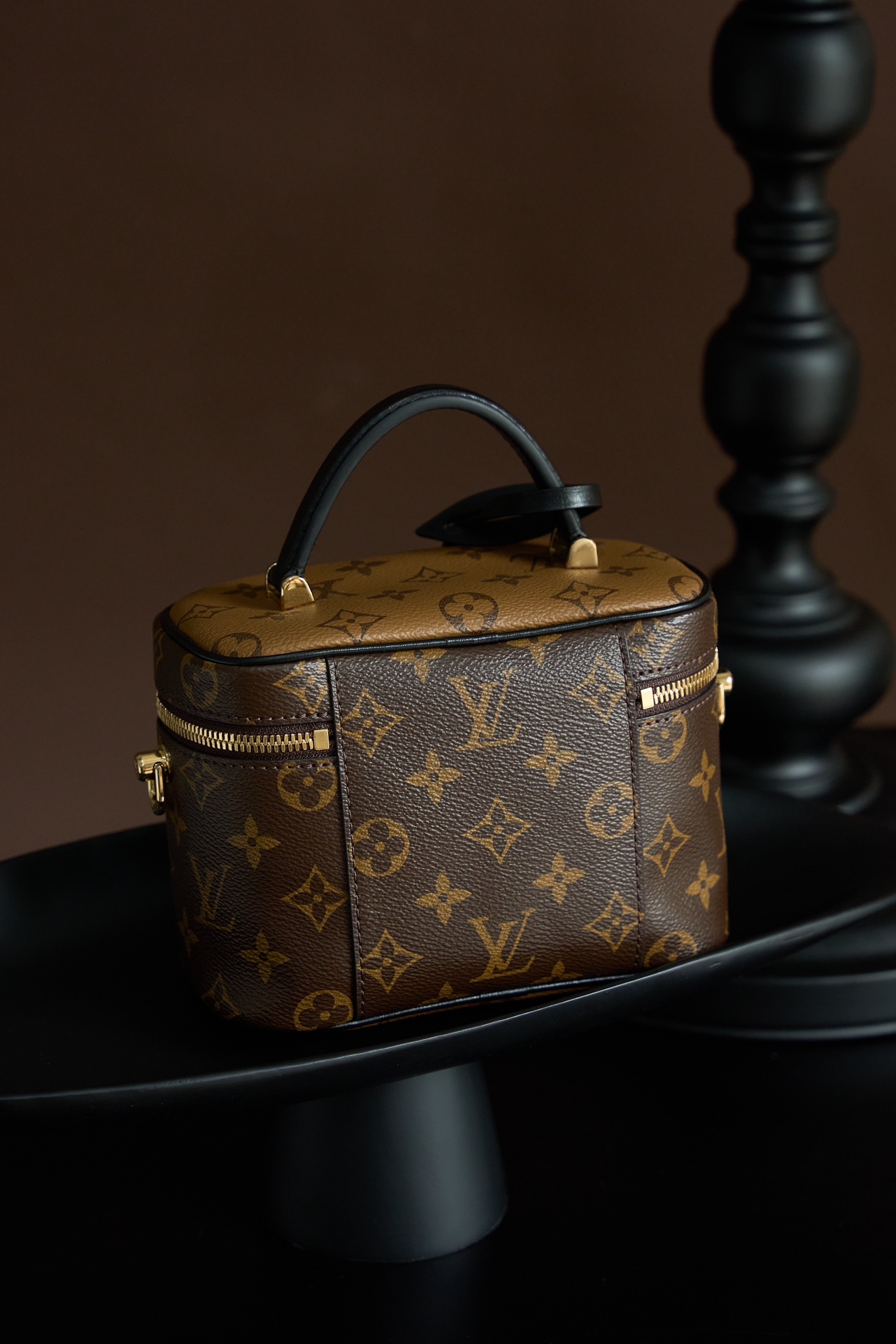 Louis Vuitton This model features custom craftsmanship inspired by Italian manufacturing standards, dynamic rolling code technology, and exclusive factory-original fabrics.