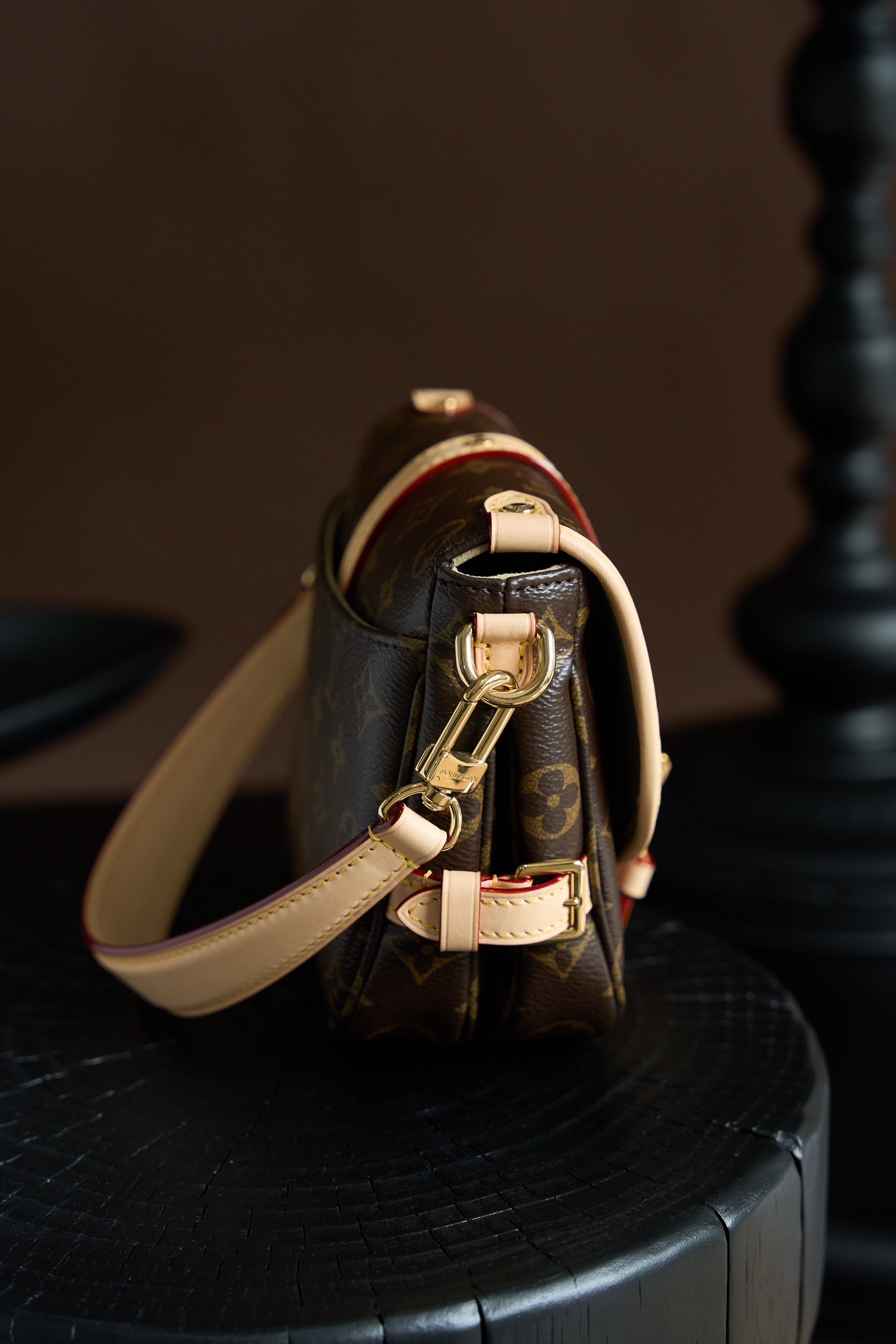 Louis Vuitton This model features custom craftsmanship inspired by Italian manufacturing standards, dynamic rolling code technology, and exclusive factory-original fabrics.