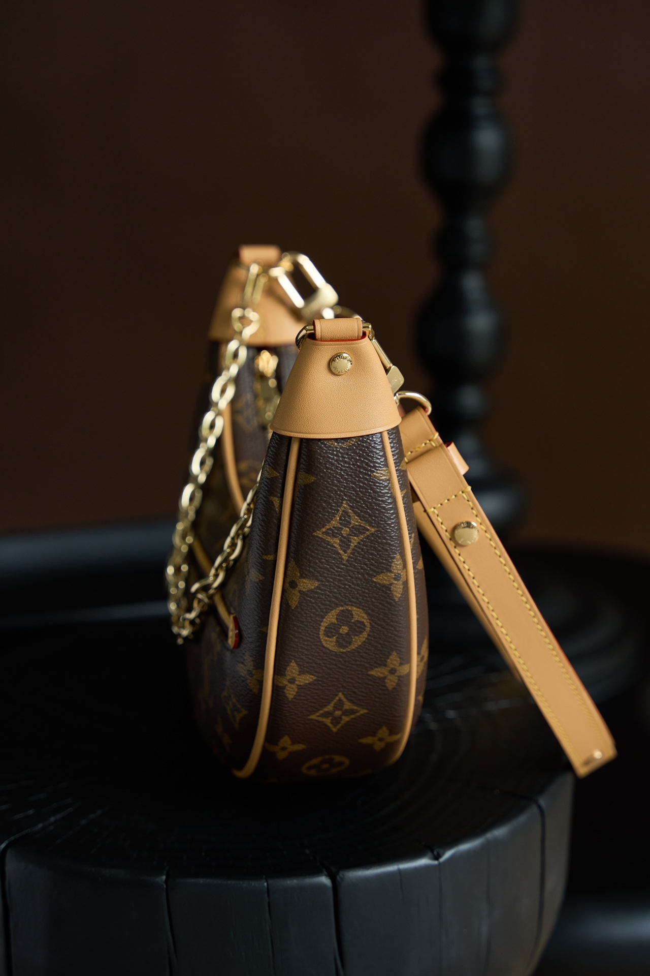 Louis Vuitton This model features custom manufacturing based on French standards, dynamic rolling code technology, and original-spec fabric.