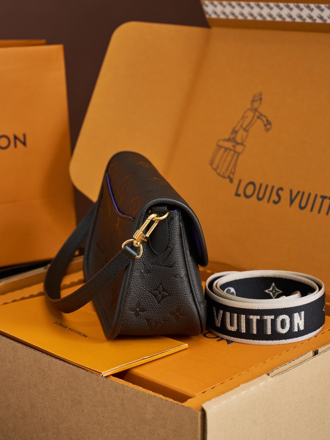 Louis Vuitton This model features custom craftsmanship inspired by Italian manufacturing traditions, dynamic rolling code technology, and exclusive fabrics sourced directly from the original manufacturer.