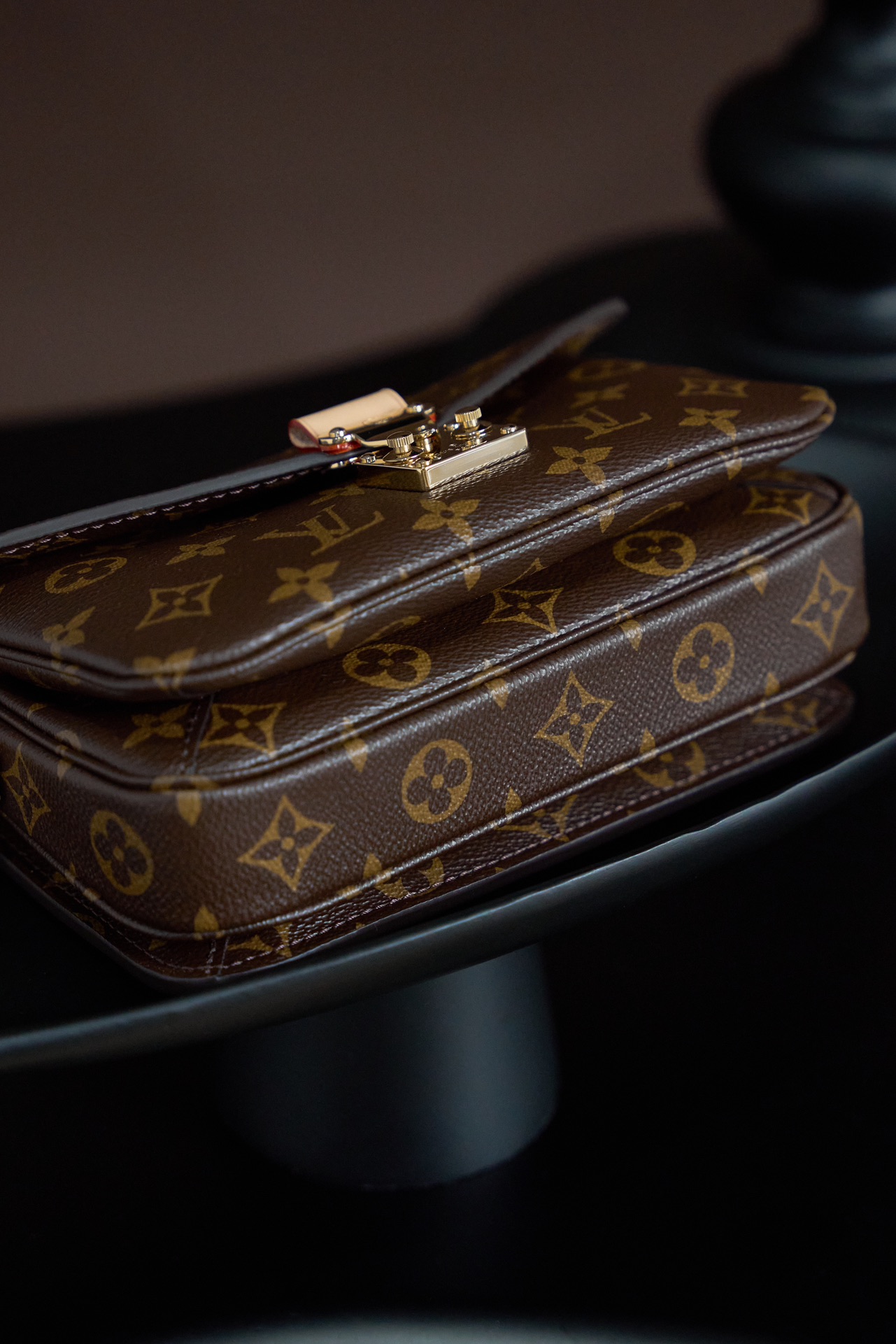 Louis Vuitton This model features custom craftsmanship inspired by Italian manufacturing standards, dynamic rolling code technology, and exclusive factory-original fabrics.