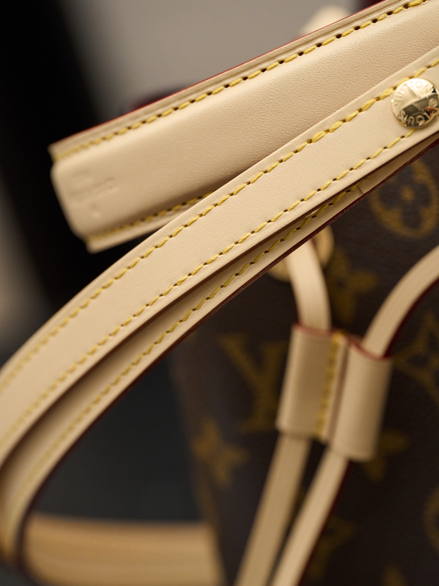 Louis Vuitton This model is crafted using custom French manufacturing techniques, features dynamic rolling code chip technology, and utilizes original-spec fabric.