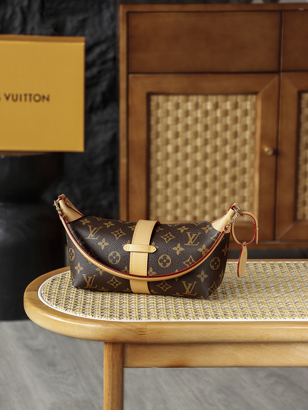 Louis Vuitton The Pochette Mia lunchbox bag delivers a stunning visual impact, exuding an air of vintage chic that is off the charts. Its magnetic S-lock clasp serves not only as a decorative accent but also as a symbol of exquisite craftsmanship and quality.