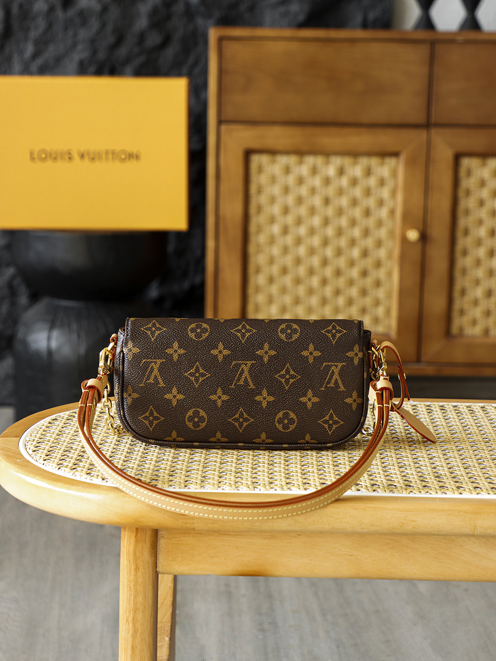 Louis Vuitton In recent years, the Y2K retro trend has continued to gain momentum; Ivy was born at the intersection of this retro resurgence and modern practicality.