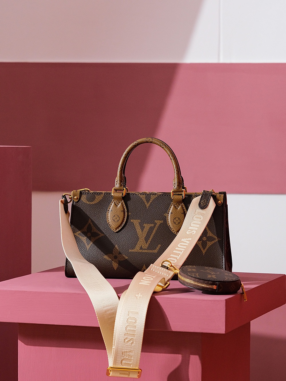 Louis Vuitton A fresh reinterpretation of the EAST WEST—featuring a spacious silhouette—is poised to unleash yet another wave of fashion trends!