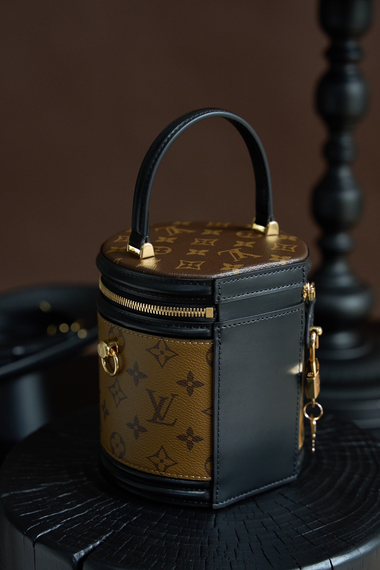 Louis Vuitton This model is crafted using custom French manufacturing techniques and features a dynamic rolling-code chip; it utilizes authentic, model-specific fabric and exclusive, original-spec hardware—constructed from all-steel with a light gold electroplated finish—ensuring perfect color and finish consistency.