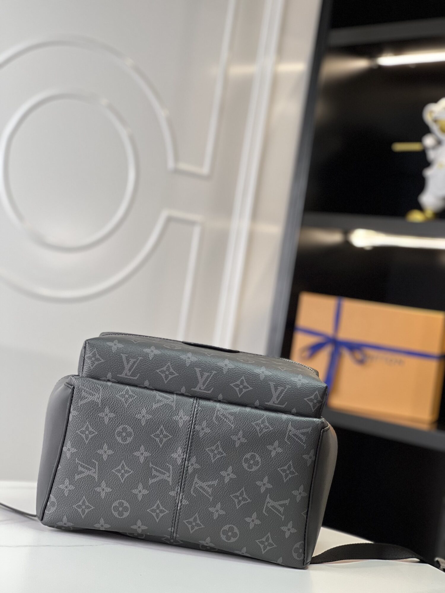 Crafted from Monogram Eclipse canvas, this small Discovery backpack retains its versatile functionality in a more compact silhouette.