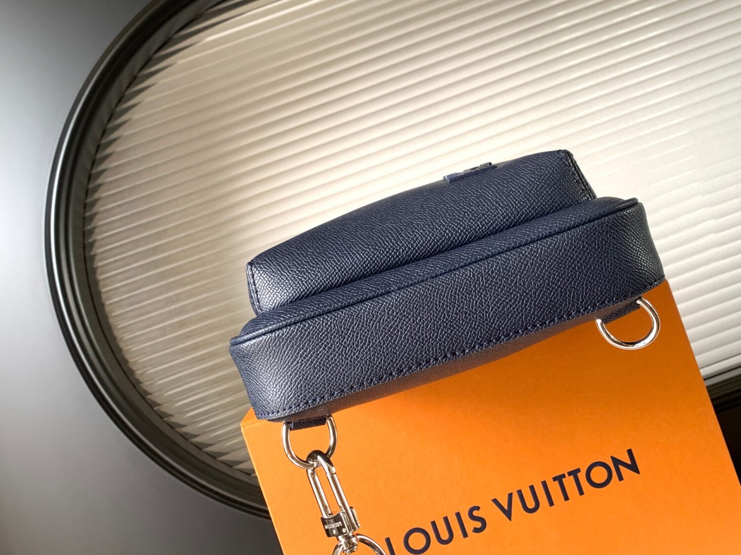 Louis Vuitton M30971 Midnight Blue This Avenue shoulder bag is made of Taïga cowhide leather.