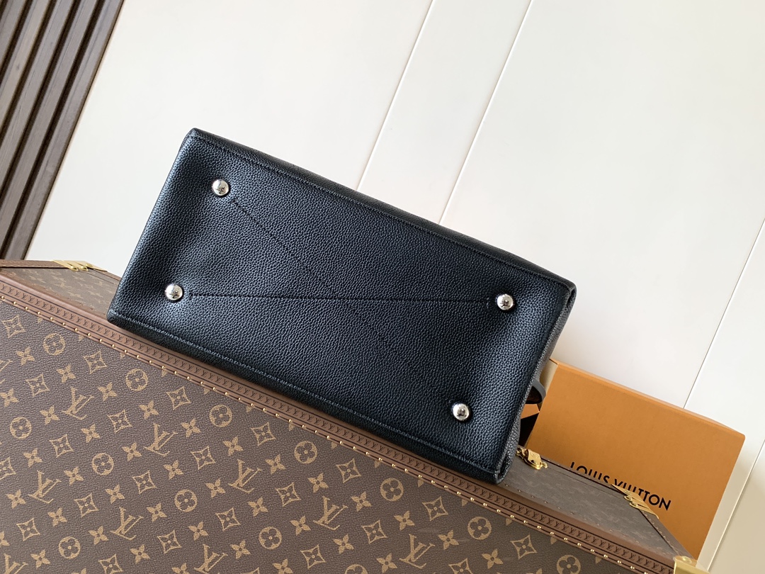 Louis Vuitton This Carmel bag from the Flight Mode collection features the season's new gradient design.