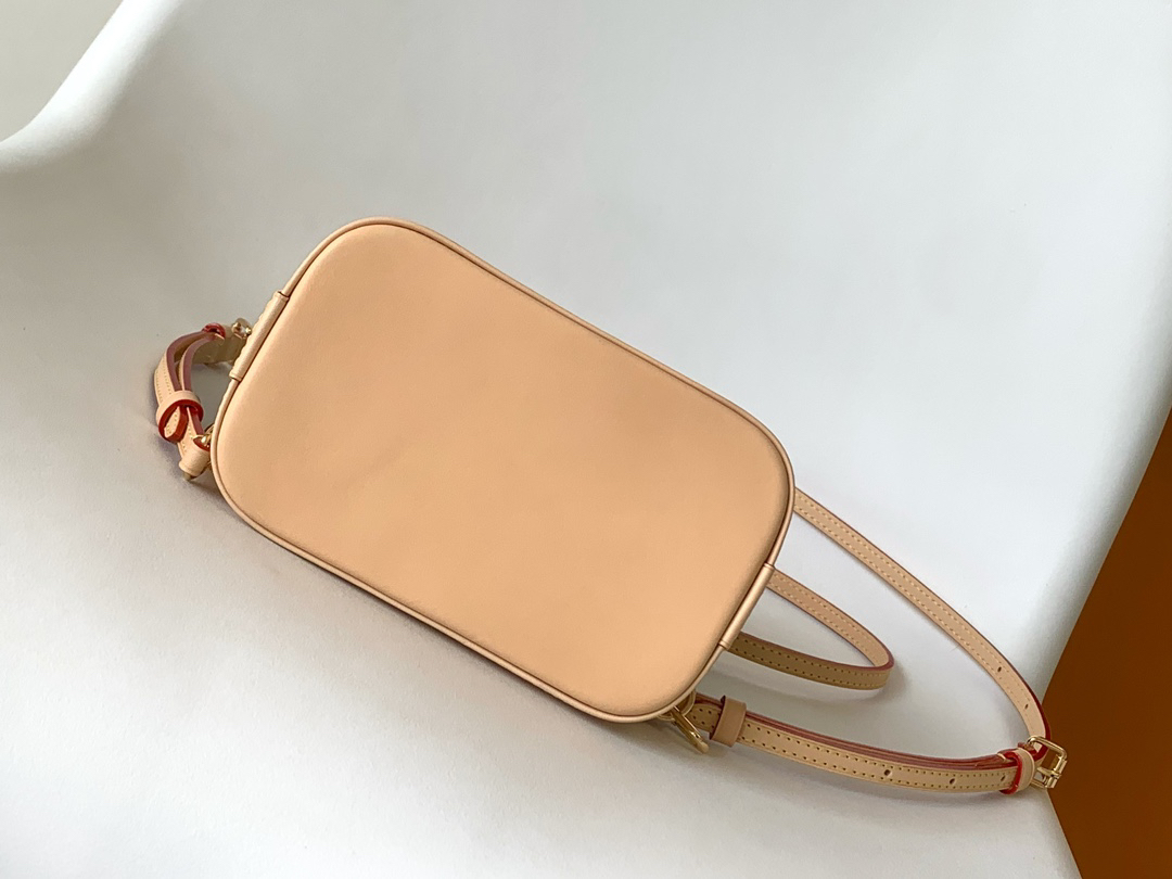 Louis Vuitton Making a striking debut at the Spring/Summer 2024 Women's Fashion Show, this Alma backpack adds a stylish new addition to the Alma collection.