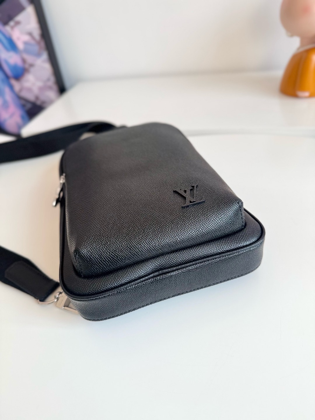 Louis Vuitton This Avenue shoulder bag is crafted from Taïga cowhide leather.