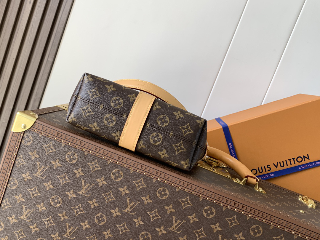 Louis Vuitton This Pochette Mia handbag, part of the Monogram collection, features a Monogram canvas body accented with cowhide leather trim.