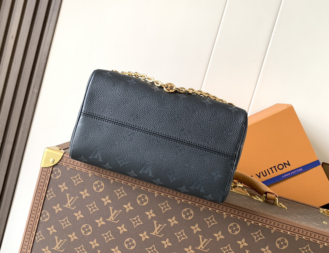 Louis Vuitton This Speedy Bandoulière 25 handbag is crafted from cowhide leather, offering a pillow-like soft touch.