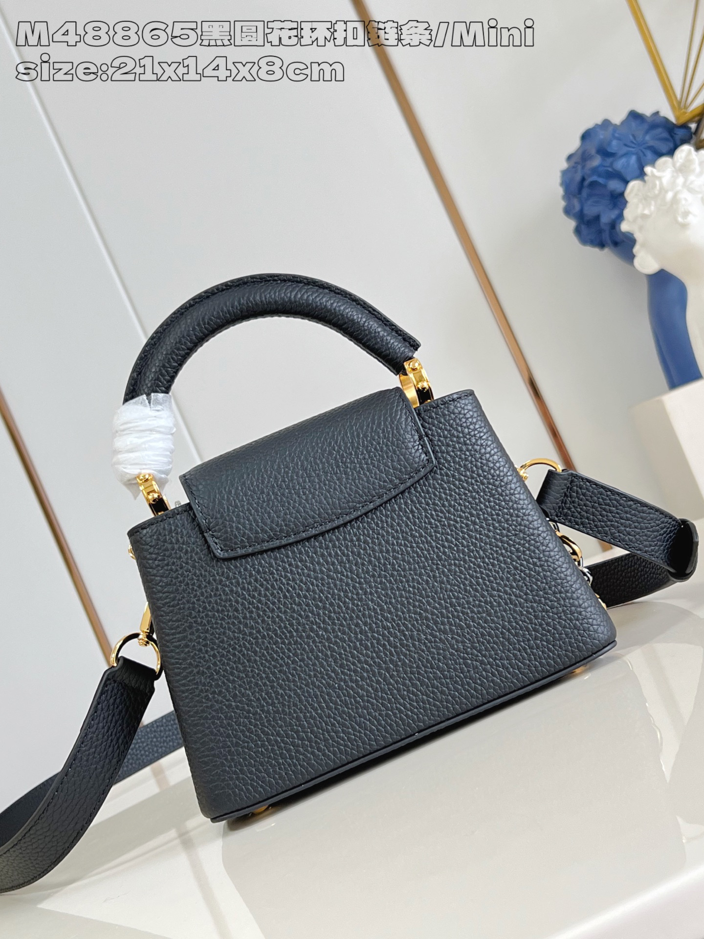 The Capucines Mini handbag, part of the Capucines Chain On You collection, is crafted from soft Taurillon calf leather to offer ample space.