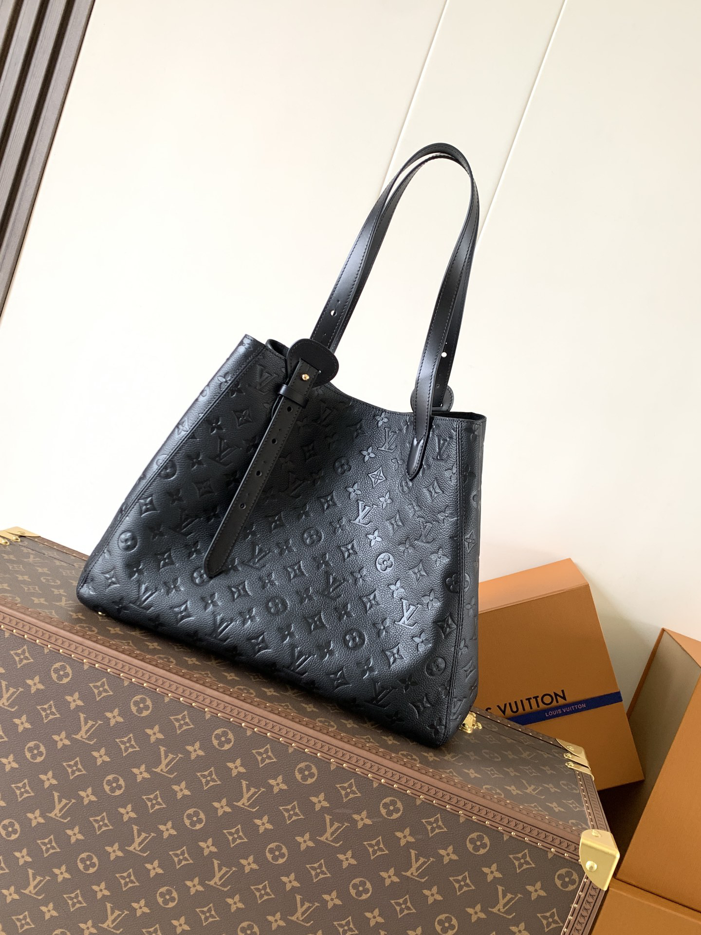 Louis Vuitton True to its name, this medium-sized "All In One" handbag is designed to be versatile, effortlessly transforming into either a tote or a Hobo bag.