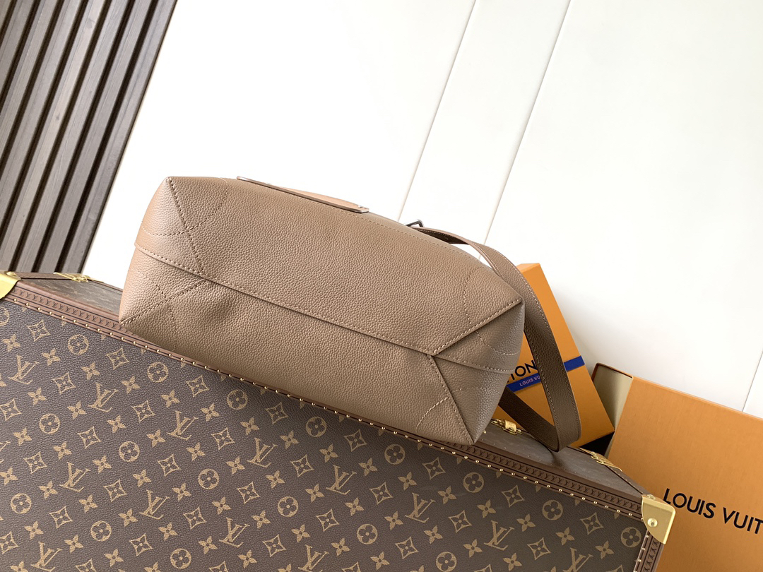 Louis Vuitton This Steamer 30 bag reimagines the century-old classic Steamer—a style that has remained popular for a hundred years—in LV Touch cowhide.