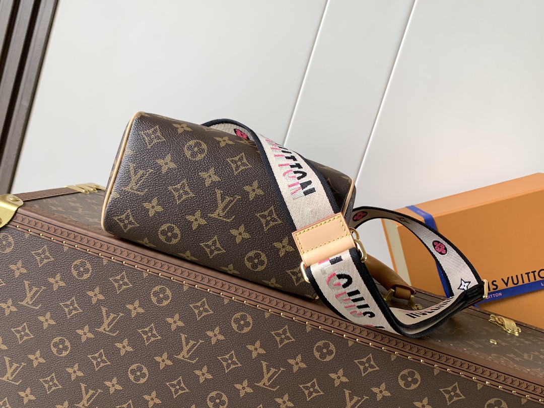 Louis Vuitton Drawing inspiration from the House's classics, the Sedy Bandoulière 20 handbag features cowhide leather trim accenting its Monogram canvas.
