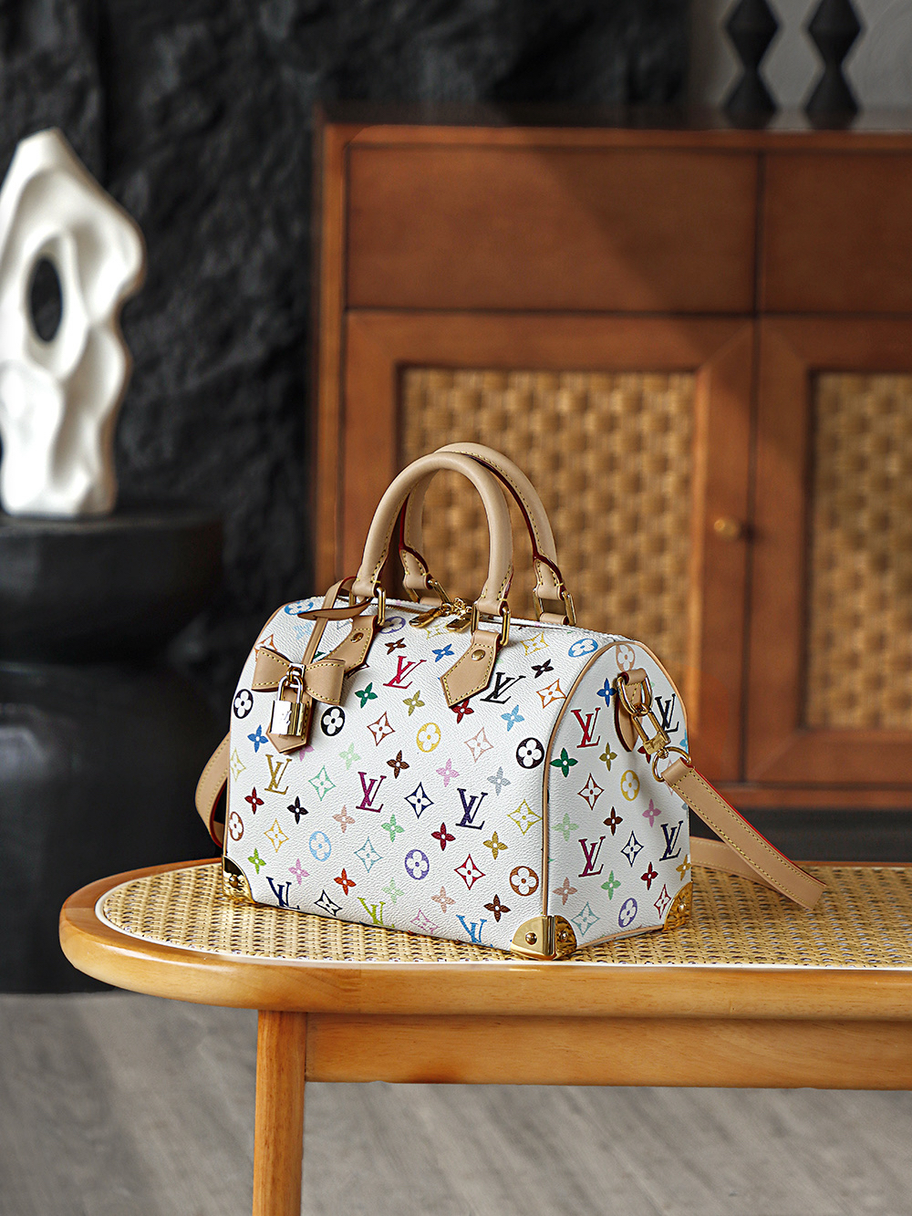 Louis Vuitton The Speedy 25 Tricolor inherits the elegant soul of the classic Speedy series.