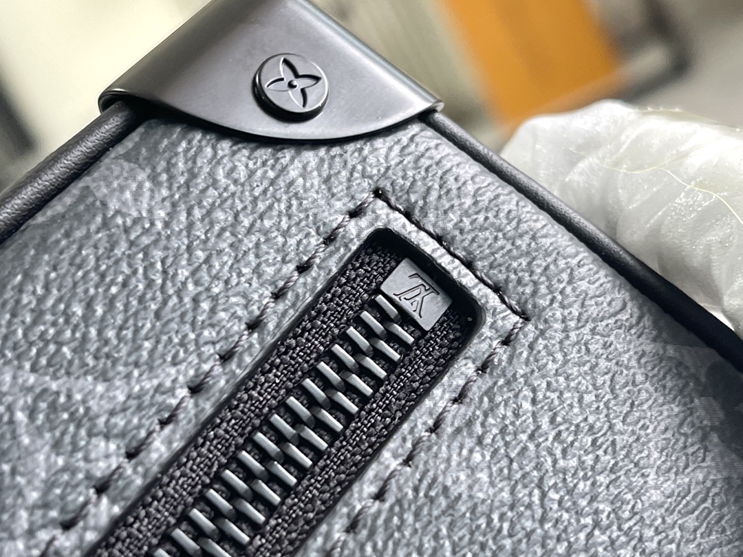 Louis Vuitton M44735 Premium Enhanced Edition: The leather used is Grade A Italian leather sourced from the original manufacturing factory—hence the designation "Premium."
