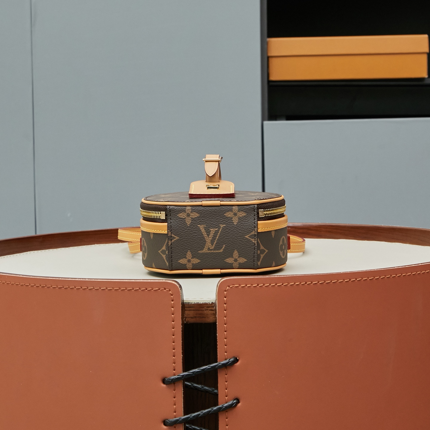 Louis Vuitton M44699 Monogram Canvas / M68276 Yellow Monogram: The Mini Boîte Chapeau handbag features a classic silhouette crafted from Monogram canvas.