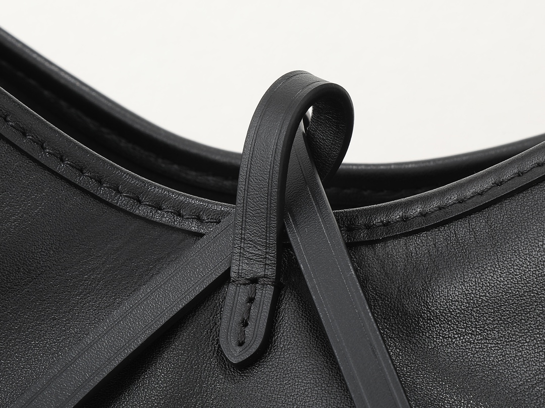 Louis Vuitton This small CarryAll Cargo handbag is crafted from soft lambskin, featuring a stylishly micro-crinkled finish.