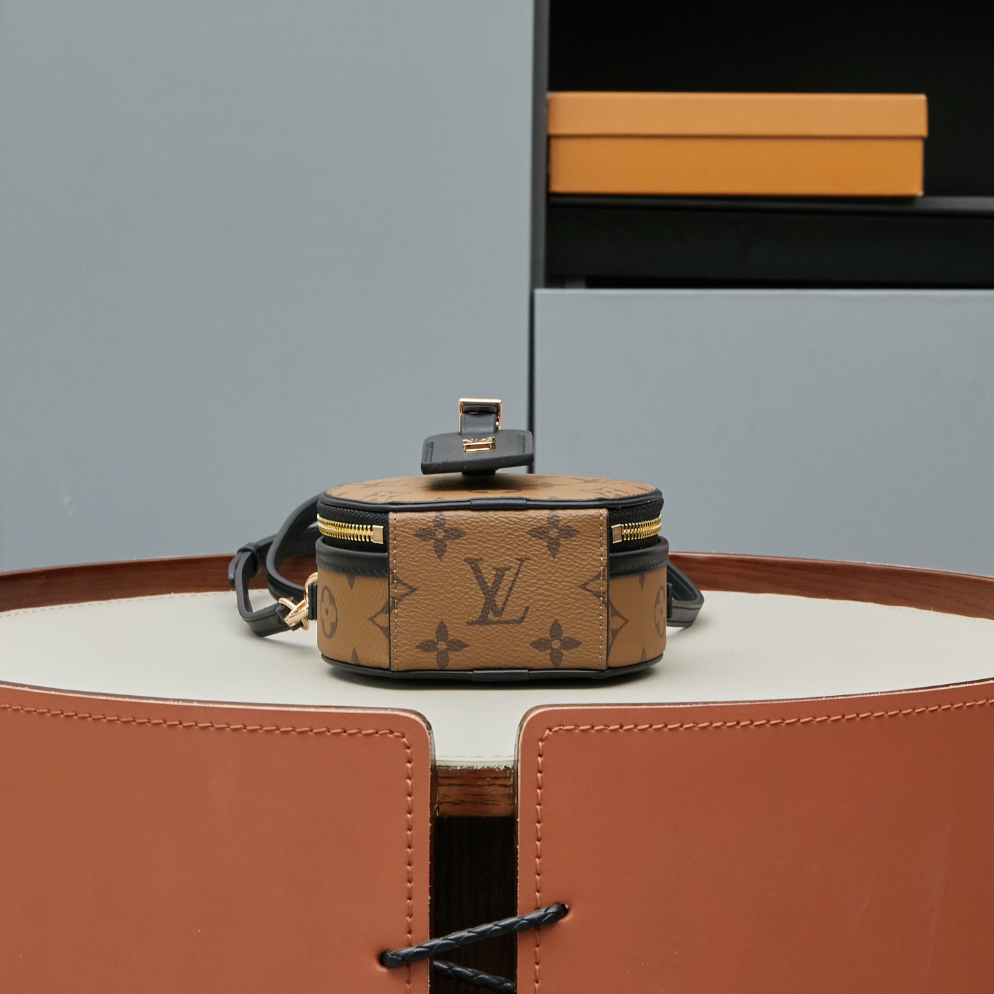 Louis Vuitton Exclusive Real Shots: M44699 (Classic Monogram) & M68276 (Yellow Monogram). The Mini Boîte Chapeau handbag features a classic silhouette crafted from Monogram canvas.