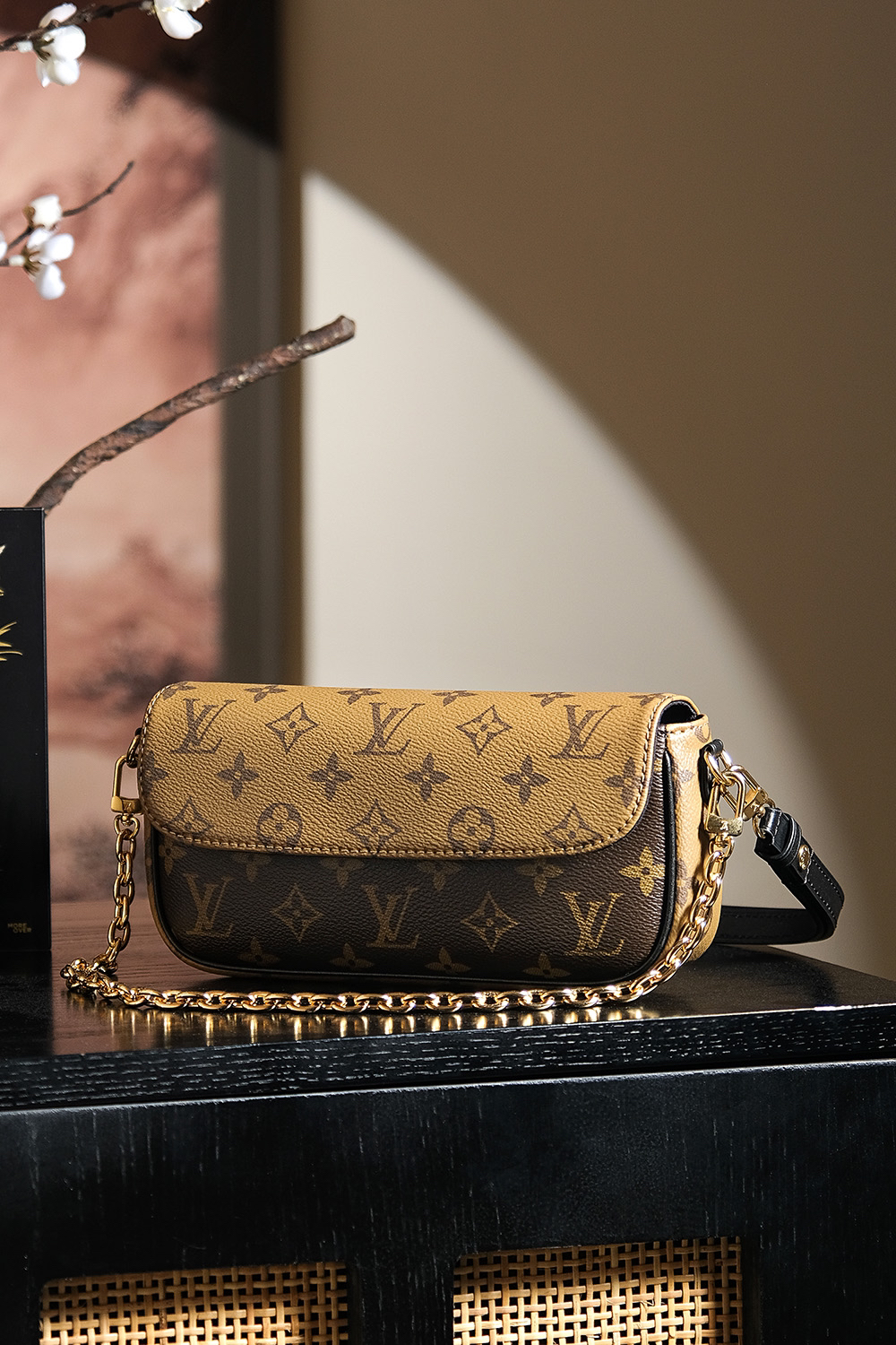 Louis Vuitton Looking back, here once again is a massive hit from the "Treasured Series"—featuring a stunning colorway perfectly suited for warm skin tones. 𝐋𝐯𝐲 𝐰𝐨𝐜: An exquisite, chic, and stylish piece.