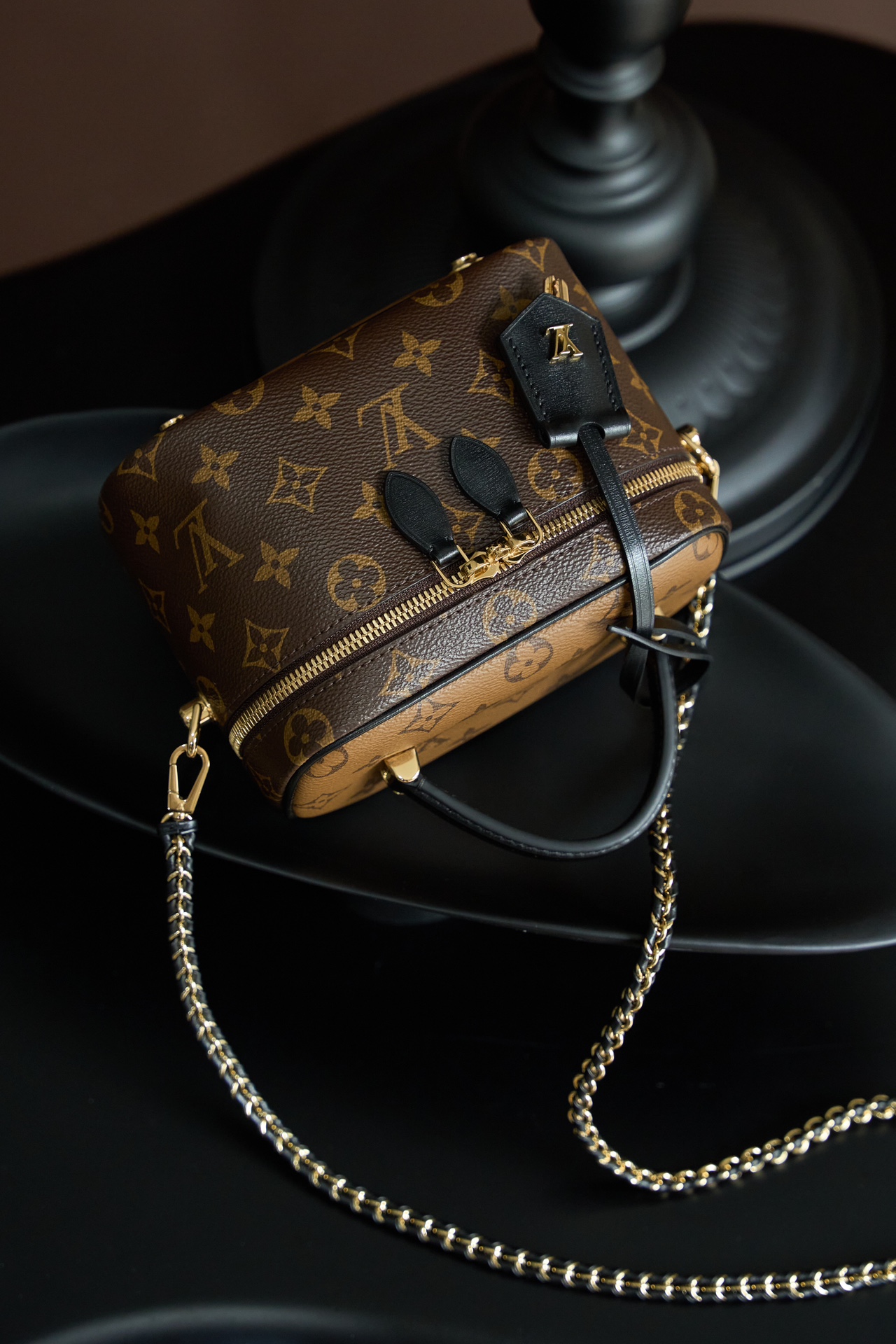 Louis Vuitton This model features custom craftsmanship inspired by Italian manufacturing standards, dynamic rolling code technology, and exclusive factory-original fabrics.