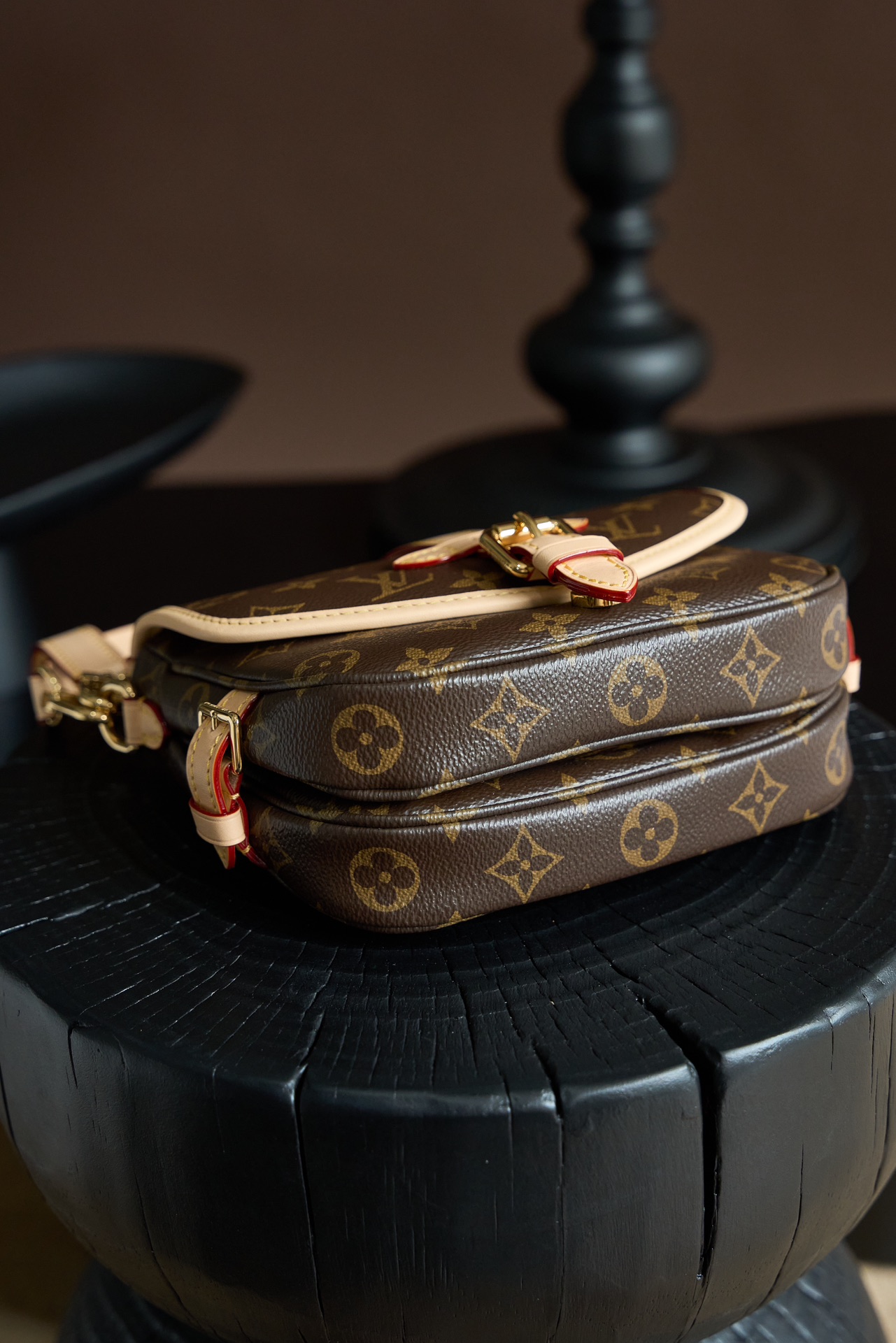 Louis Vuitton This model features custom craftsmanship inspired by Italian manufacturing standards, dynamic rolling code technology, and exclusive factory-original fabrics.