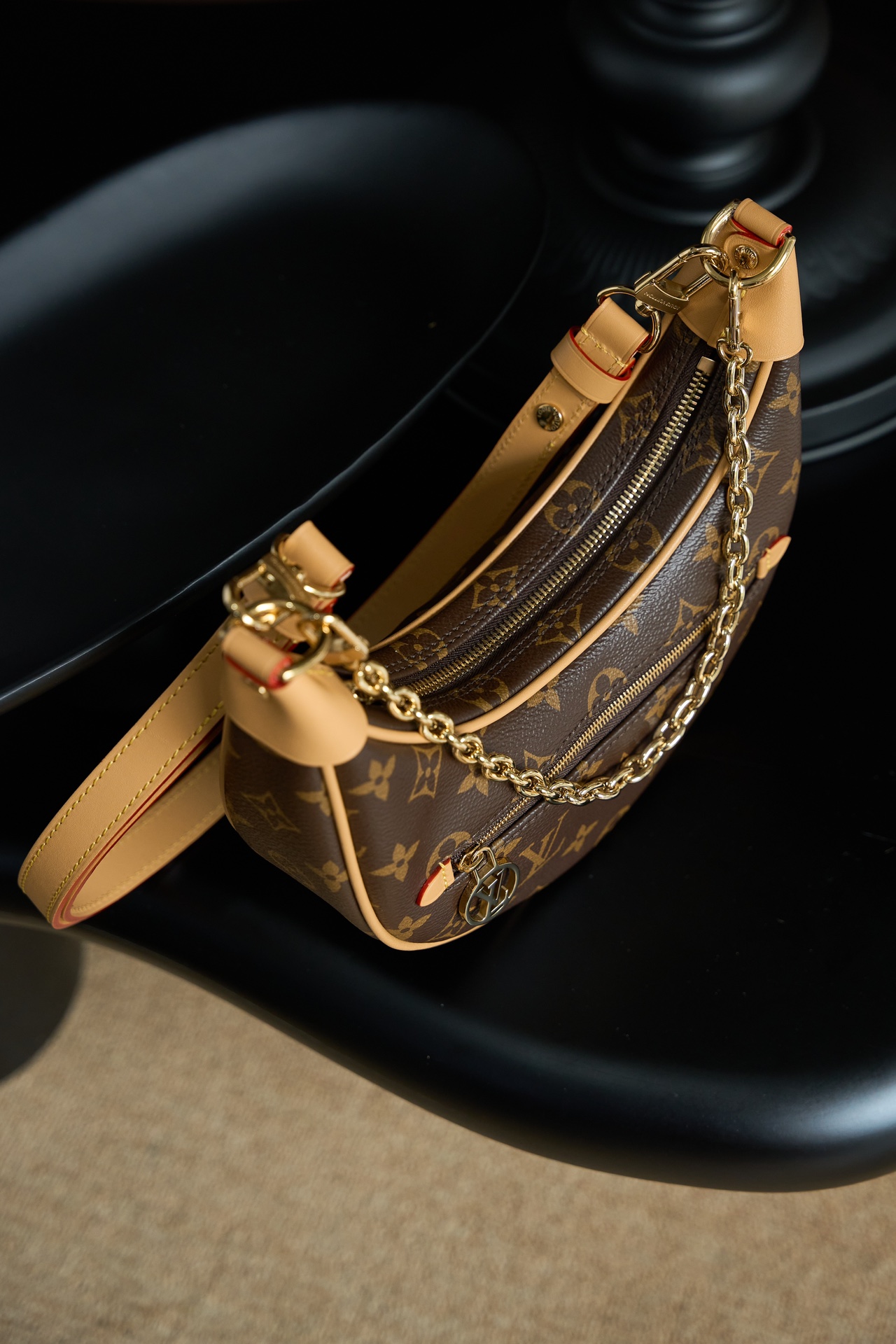 Louis Vuitton This model features custom manufacturing based on French standards, dynamic rolling code technology, and original-spec fabric.