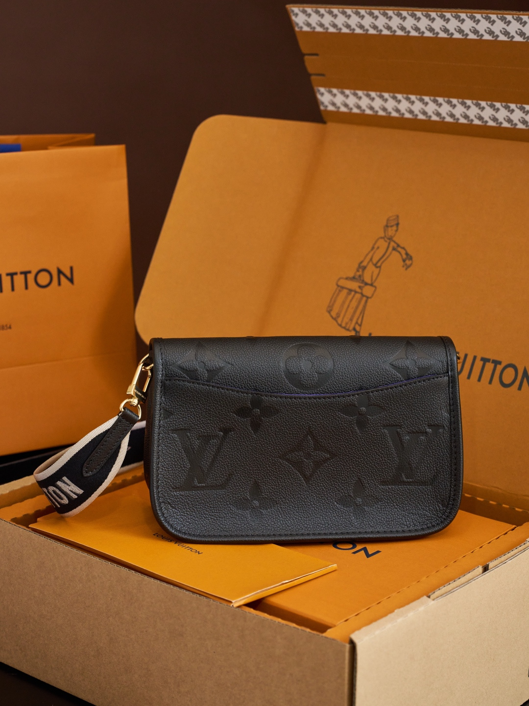 Louis Vuitton This model features custom craftsmanship inspired by Italian manufacturing traditions, dynamic rolling code technology, and exclusive fabrics sourced directly from the original manufacturer.