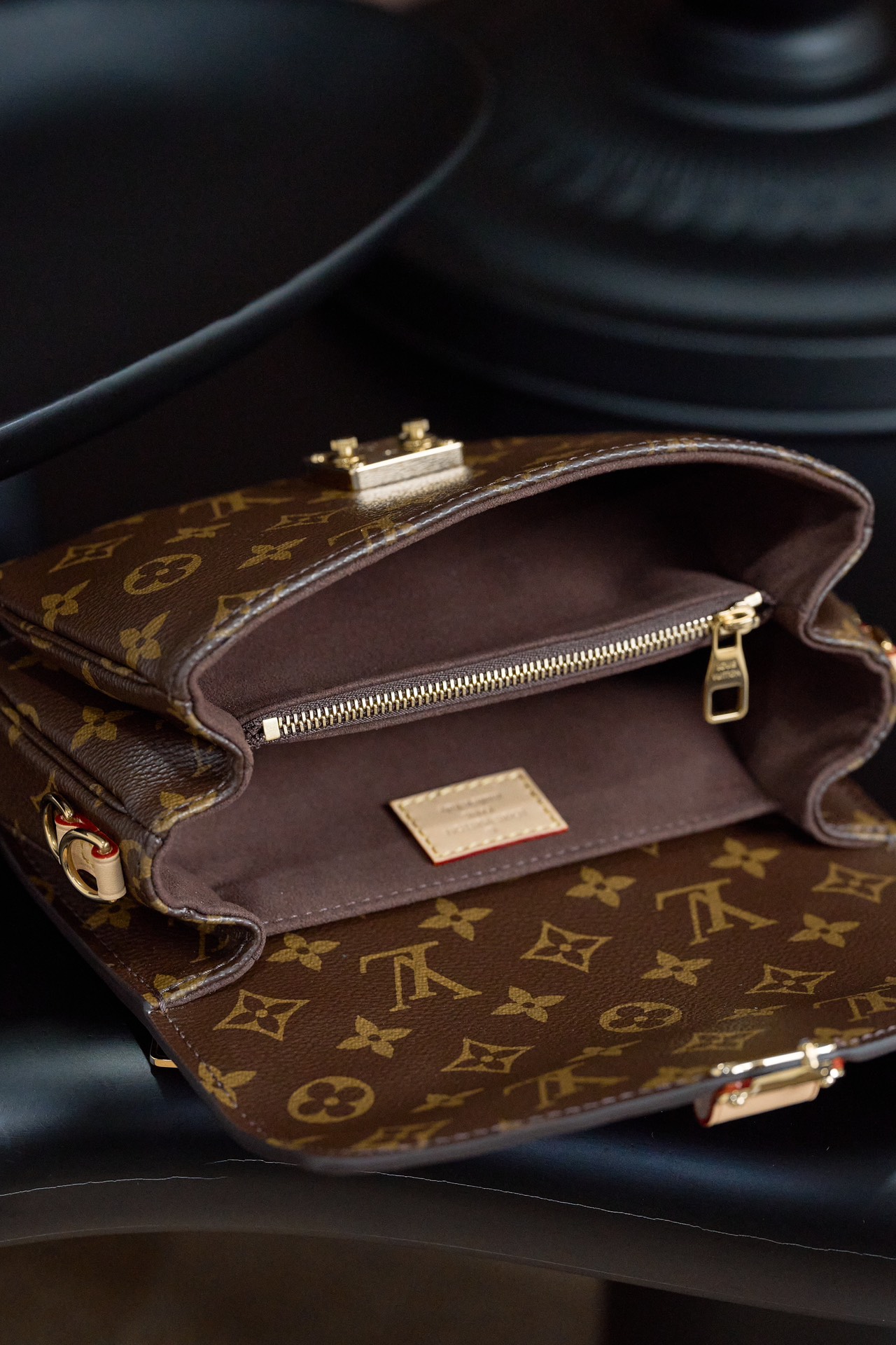 Louis Vuitton This model features custom craftsmanship inspired by Italian manufacturing standards, dynamic rolling code technology, and exclusive factory-original fabrics.