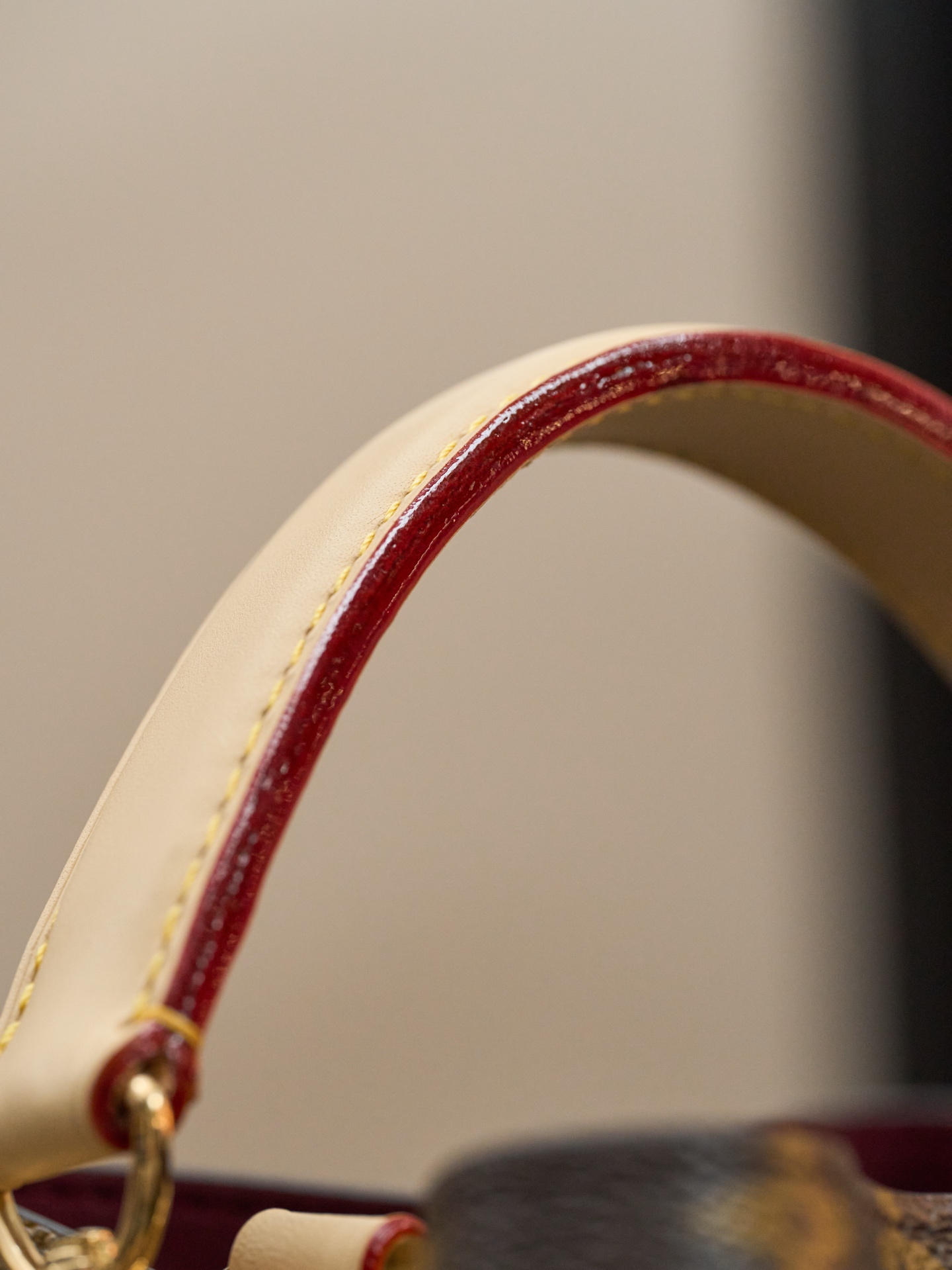 Louis Vuitton This model is crafted using custom French manufacturing techniques, features dynamic rolling code chip technology, and utilizes original-spec fabric.