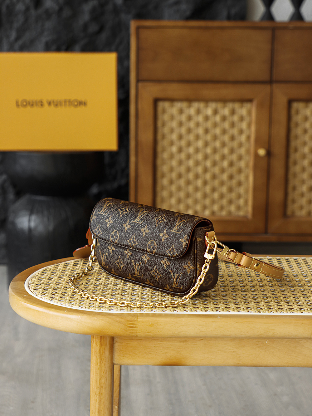 Louis Vuitton In recent years, the Y2K retro trend has continued to gain momentum; Ivy was born at the intersection of this retro resurgence and modern practicality.