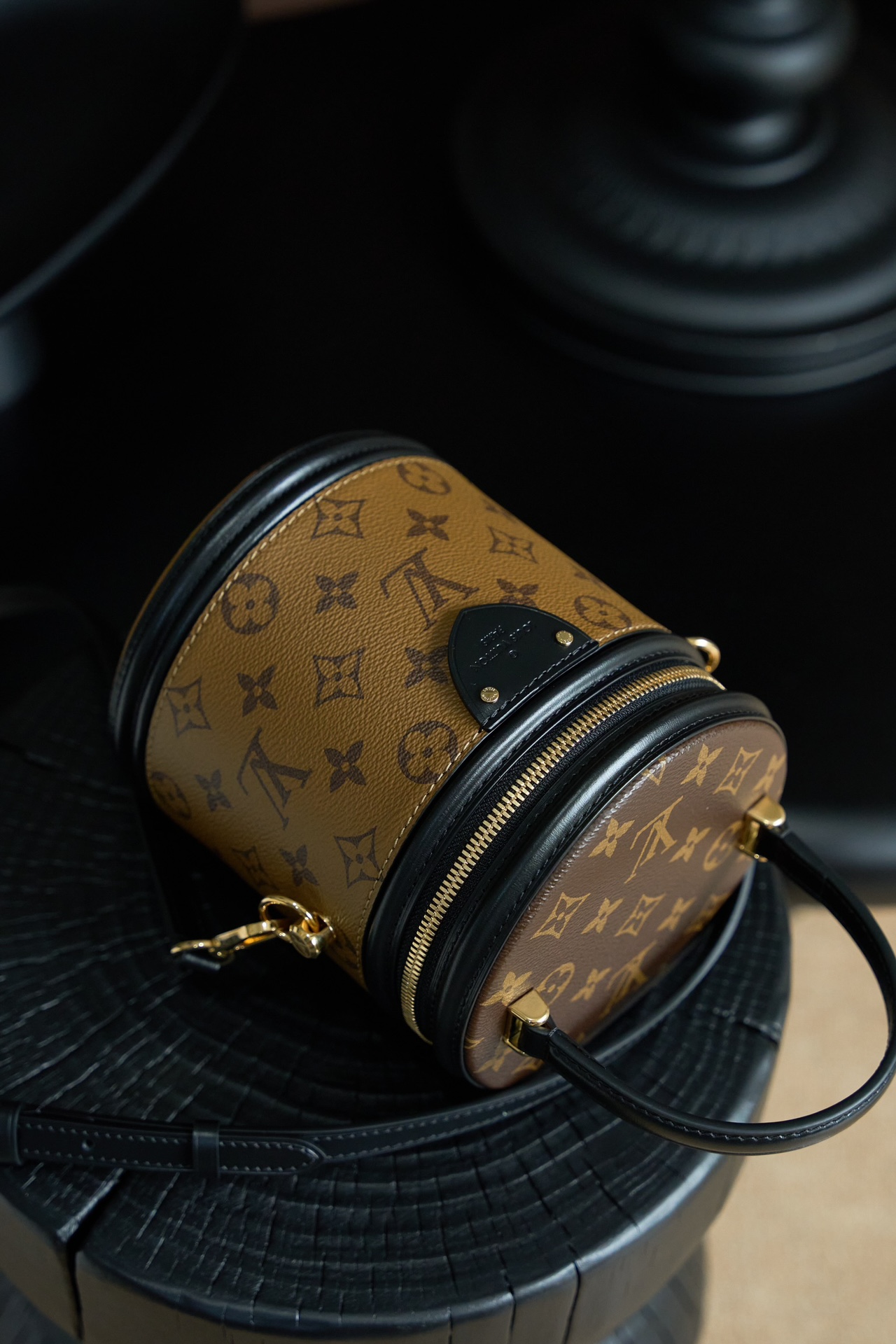 Louis Vuitton This model is crafted using custom French manufacturing techniques and features a dynamic rolling-code chip; it utilizes authentic, model-specific fabric and exclusive, original-spec hardware—constructed from all-steel with a light gold electroplated finish—ensuring perfect color and finish consistency.