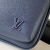 Louis Vuitton M30971 Midnight Blue This Avenue shoulder bag is made of Taïga cowhide leather.