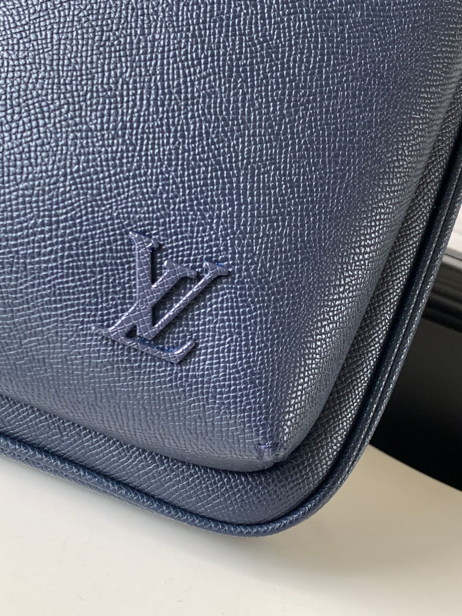 Louis Vuitton M30971 Midnight Blue This Avenue shoulder bag is made of Taïga cowhide leather.