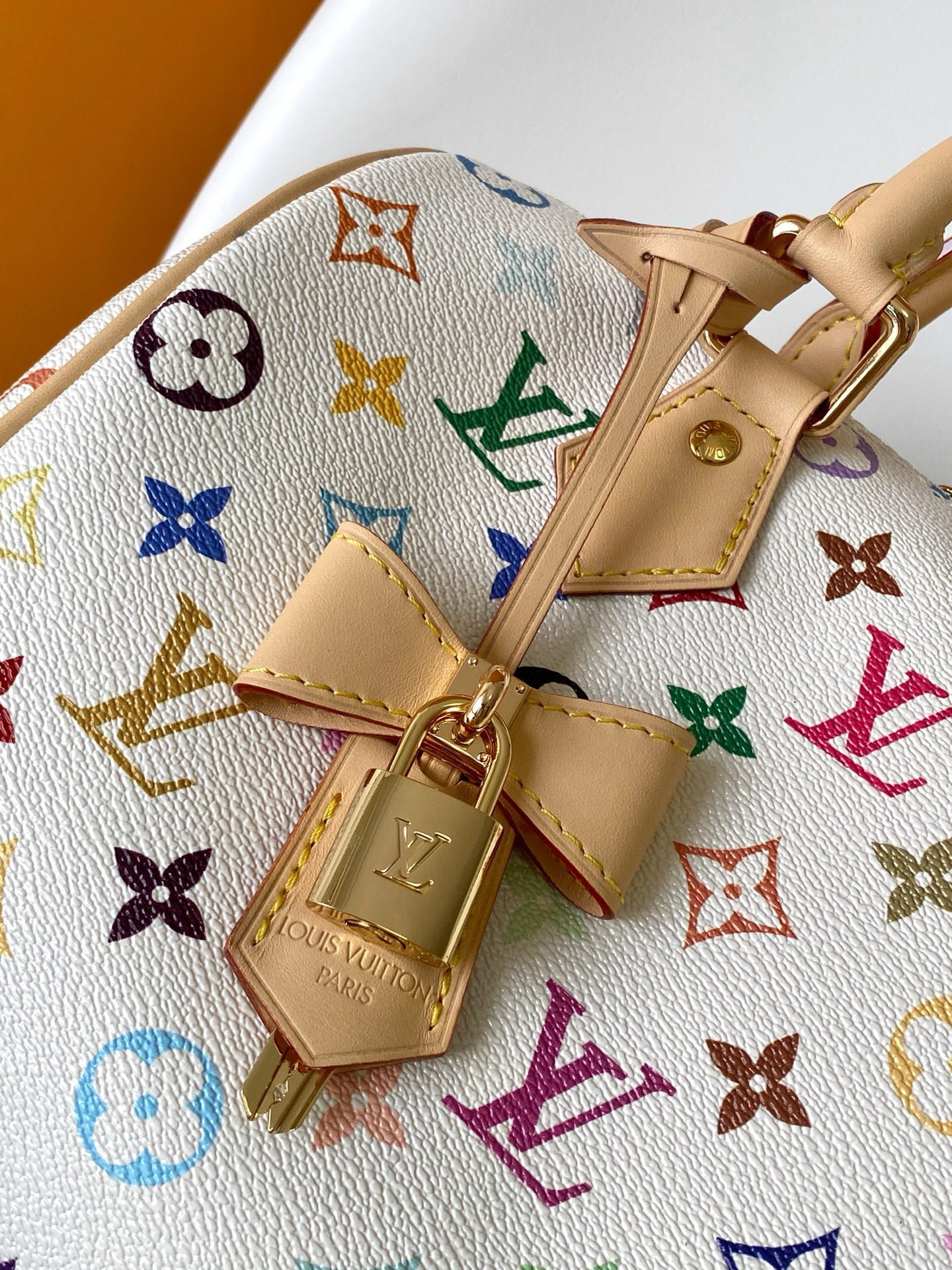 Louis Vuitton The M13085 Speedy Bandoulière 25 handbag features the classic Monogram pattern.