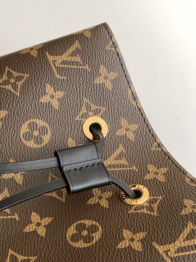 Louis Vuitton This NéoNoé bucket bag draws inspiration from Gaston-Louis Vuitton in 1932.