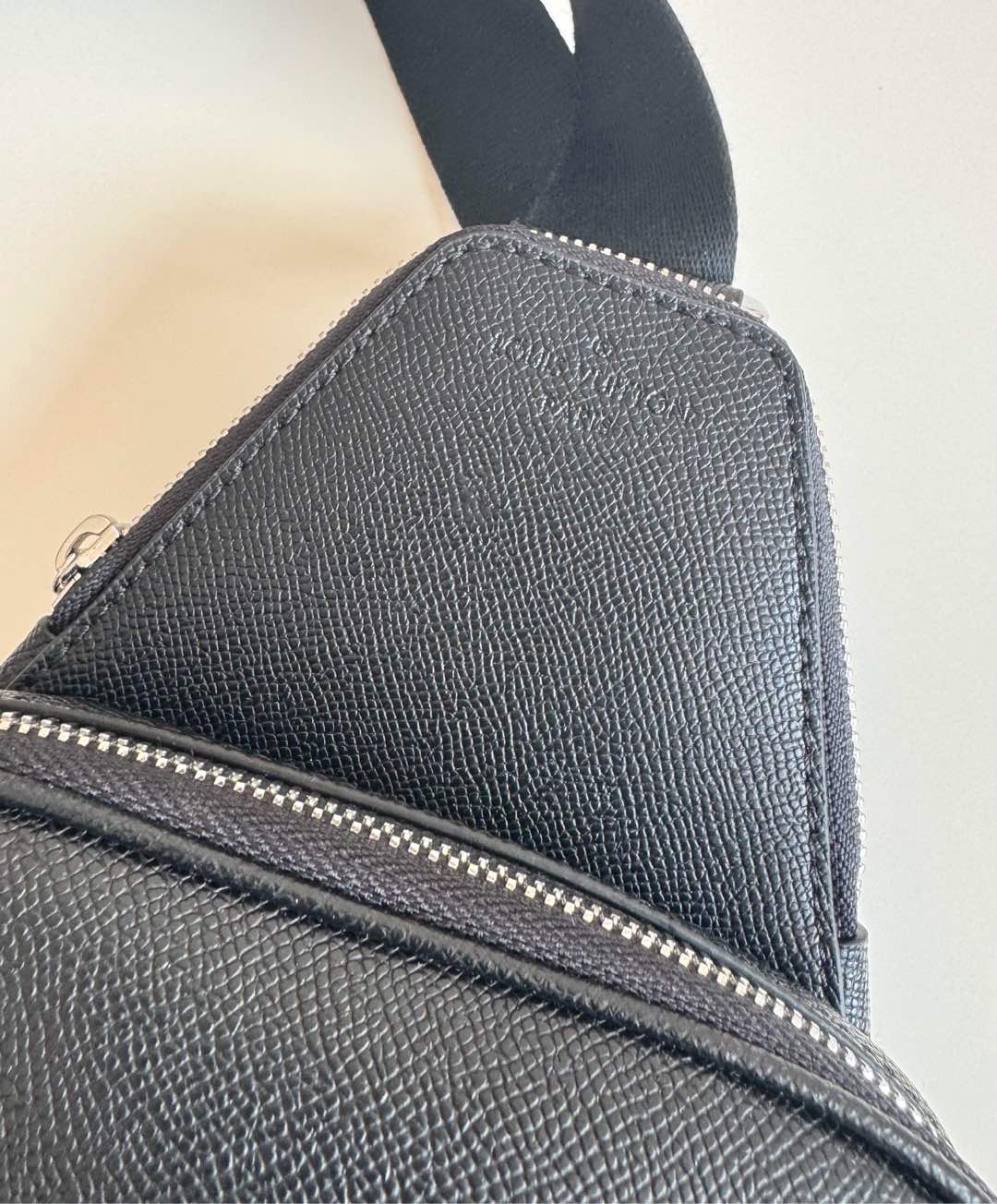 Louis Vuitton This Avenue shoulder bag is crafted from Taïga cowhide leather.